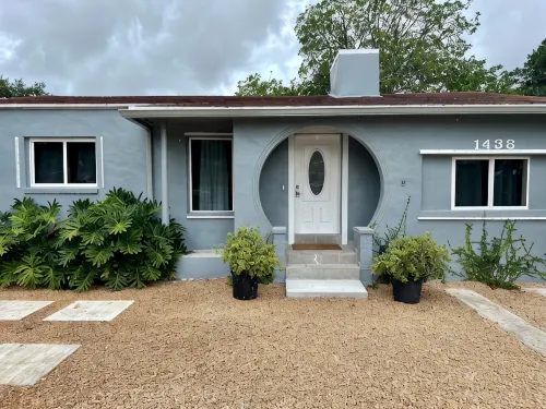 Centrally located 5 bedroom house with parking - Bungalows