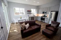 2 Minutes to UT & 8 min to Downtown: Pets OK + Free Bkfast & Coffee - Bungalows