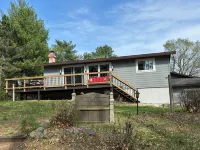 Castle Rock Lakefront Home, with pier, sand bottom, and wrap around deck - Homestays