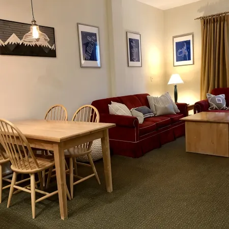 Stratton 1 Bedroom Long Trail Condo, Walk to Village and Lifts