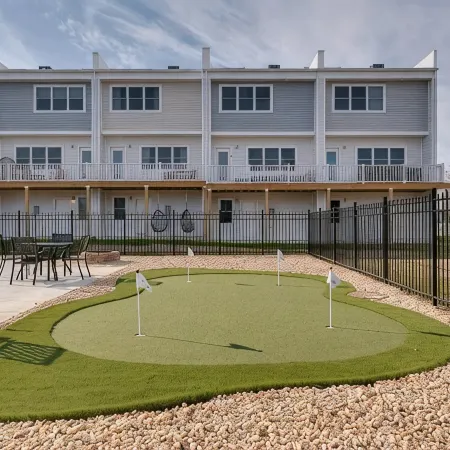 Modern 3-bedroom house in Colonial Beach with access to pool and private hot tub