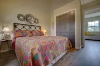 Creekfront Hayesville cottage with beautiful sunrise and sunset views! - WiFi