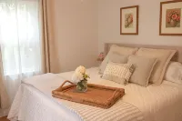 Coastal Cottage ~ fire-pit, kayaks, bikes, fenced yard, pet & kid friendly - บ้านพักหลังเล็ก