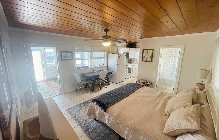 1BR beach getaway: pool, pier, sunset views. Full amenities. Near beach access.