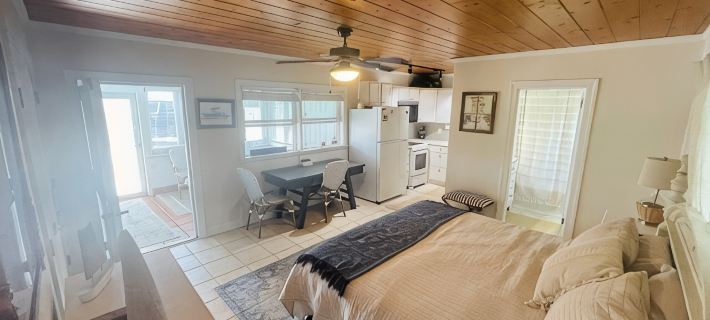 1BR beach getaway: pool, pier, sunset views. Full amenities. Near beach access. Hotels in Emerald Isle