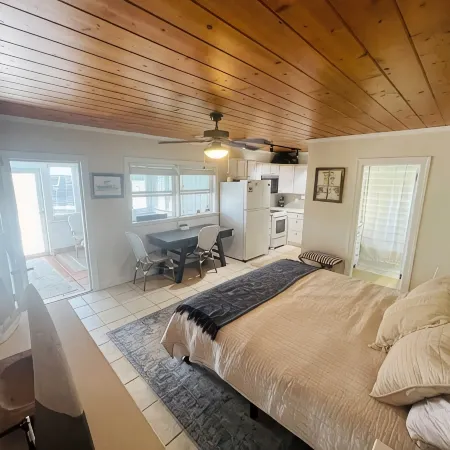 1BR beach getaway: pool, pier, sunset views. Full amenities. Near beach access.