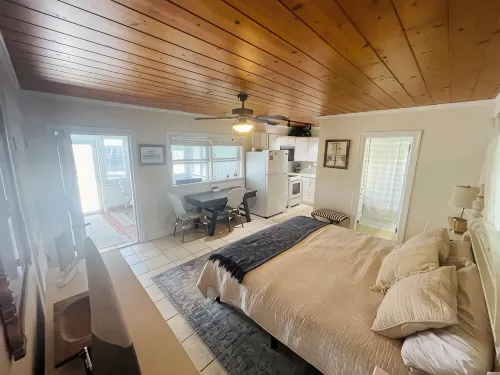 1BR beach getaway: pool, pier, sunset views. Full amenities. Near beach access. - 3-Sterne