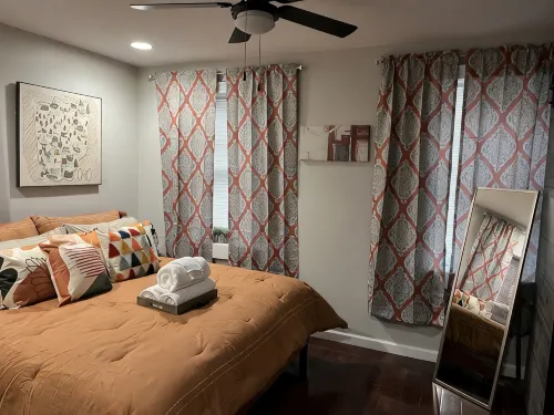 OTR!-5 Bedrooms-4 Baths-3 Parking Spots-2 Kitchens-Best House for Reunion/Groups - Bungalows