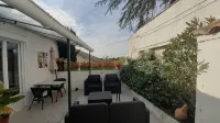 Maison 2 Personnes Avec Garage Terrasse 5 Minutes Tour Magne/proche Centre Ville - บังกะโล