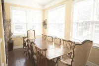 Large, Exquisitely Decorated in Heart of East Lakeview Near Wrigley & Lakefront - Apartments
