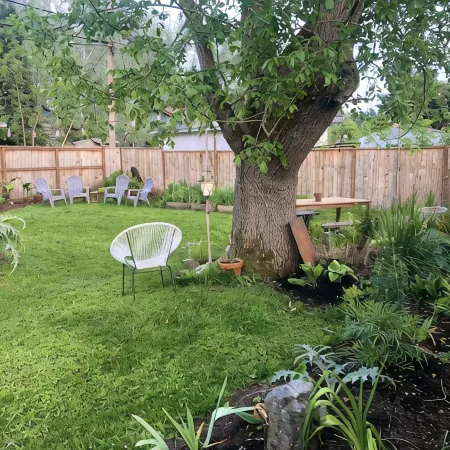 Friendly Alley Bungalow~Private Oasis Close to UO