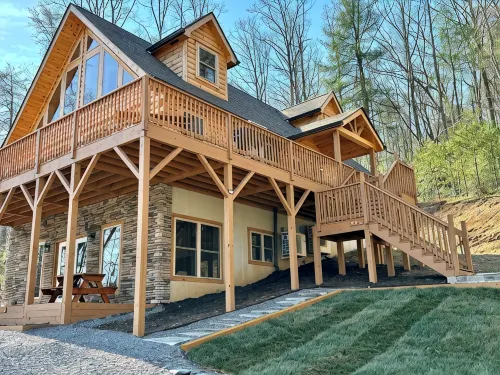 New cabin with king size bedrooms, en suite bathrooms, smart TV, decks & views. - Alphydda