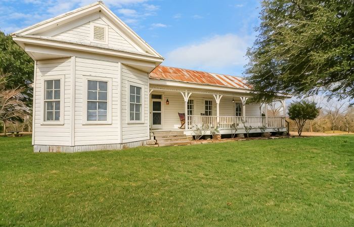 Country Farmhouse close to Texas A&M, wedding venues, & wineries!
