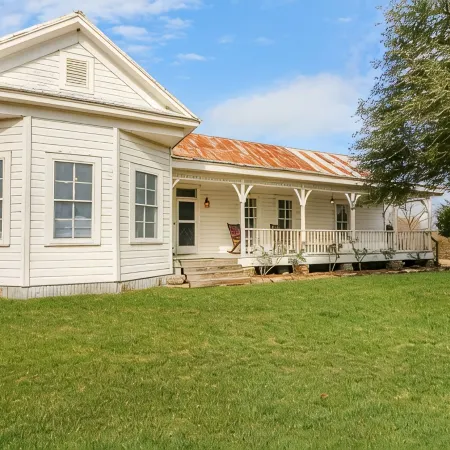 Country Farmhouse close to Texas A&M, wedding venues, & wineries!