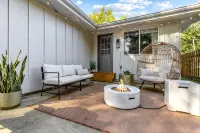 White Guesthouse with a Pool - بيت ضيافة