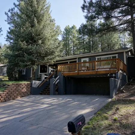 Flagstaff; Big house with Hot Tub Close to downtown, Secluded in the cool pines.