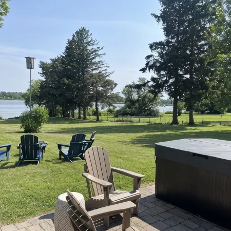 Lake Ontario's Family Retreat: Natural Peace and Modern Luxuries