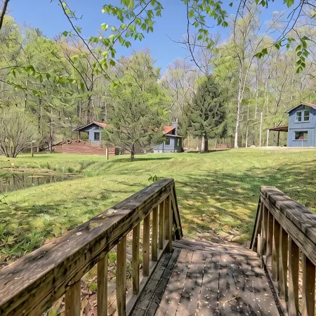 BRAND NEW! Romantic bungalow w/hot tub- minutes from downtown Blue Ridge