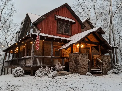 Parade of Homes Cabin w/hot tub, outdoor fireplace, community riverfront! - Træningscentre