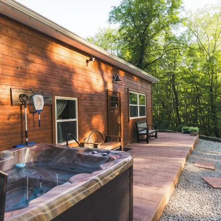 Bear's Den Retreat • Hot Tub • Soak Tub • Dog Friendly • Hocking Hills Cabin