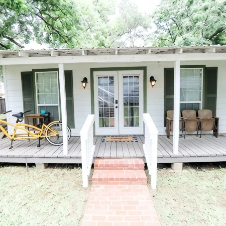 NEW - Adorable Cottage w/ Full Kitchen/ Free Tandem Bike