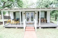 NEW - Adorable Cottage w/ Full Kitchen/ Free Tandem Bike - Wifi