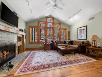 Captain's Chalet: 3,400 sq ft w/ Beach & Pool Pass, Game Rm, Hot Tub, & Firepit - Pools