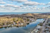 Bayfront King, Harbor View & Porch,  Location, Location! - Apartments