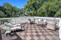 Cozy cottage with rooftop deck, fire pit, hot tub & community boat dock and cove - Wi-Fi