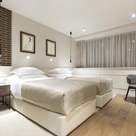 Envoy Hotel