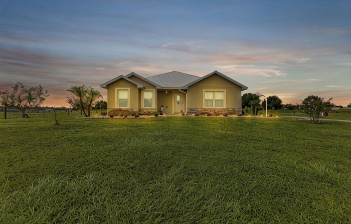 Florida Countryside Retreat-Charming 3-bedroom house with Jacuzzi and Spa pool!