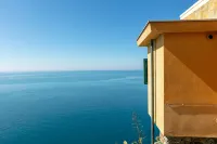 Up to 5 guest house above the Cliff House - Wifi