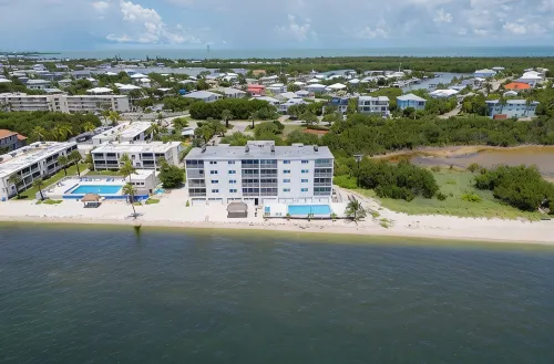 Ocean front with private beach and pool - Apartments
