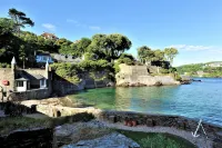 Seaweed Cottage in Fowey overlooking the beach with a garden and a parking space - 4-Star