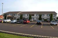 Sky Lodge Inn & Suites - Delavan - parking