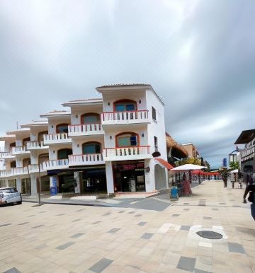 Habitacion con cama amplia y balcon en Beach Balance Hotel
