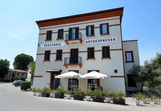 Atika & Atif - Hotel Autoespresso Venice - Housity