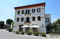 Atika & Atif - Hotel Autoespresso Venice Các khách sạn ở Marghera