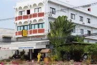 EZ House Hotels near Wat Ban Khwang