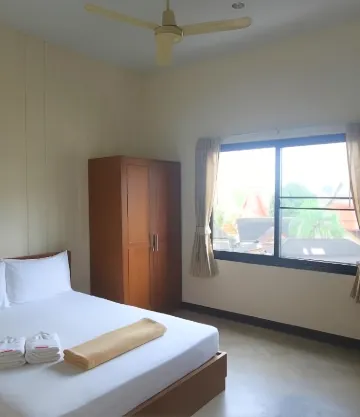 ห้องพักเตียงใหญ่ประกอบด้วยพัดลมและห้องน้ำแบบใช้ร่วมกัน