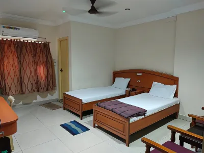 Hotel Geetha International Hotels near Sri Mutharamman temple முத்தாரம்மன் ஆலயம்