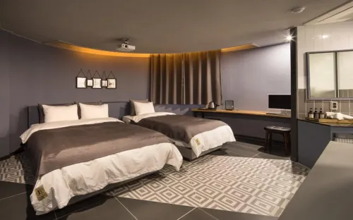 HOTEL BROWN-DOT