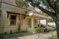 RedDoorz Syariah Near Alun Alun Purwokerto Hotels near Purwokerto Station