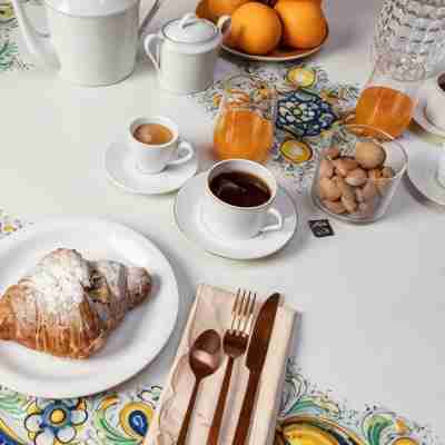 Scene Suites Apartments Dining/Meeting Rooms