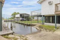 The Salty Point....a waterfront fishing cottage with kayaks, ping pong and more!