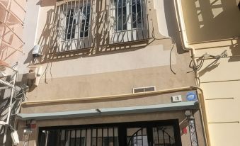 Ayz Frailes - Auto Check-in Property