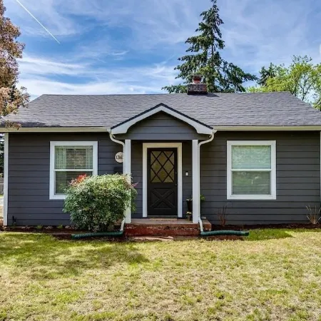 Charming 2 bedroom house, 1 mile from U of O and 7 minute walk to DT Eugene.