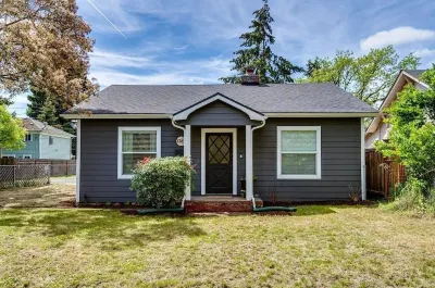Charming 2 bedroom house, 1 mile from U of O and 7 minute walk to DT Eugene. Hôtels à proximité de : Albertsons