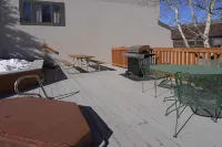 Walk to Lifts, Newly Renovated, Mtn. Views, Fireplace, Hot Tub, Garage Access