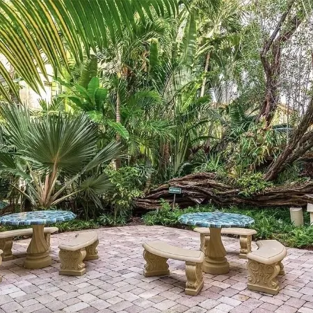 Heart of Palm Beach - free parking included, security safe, next to Breakers